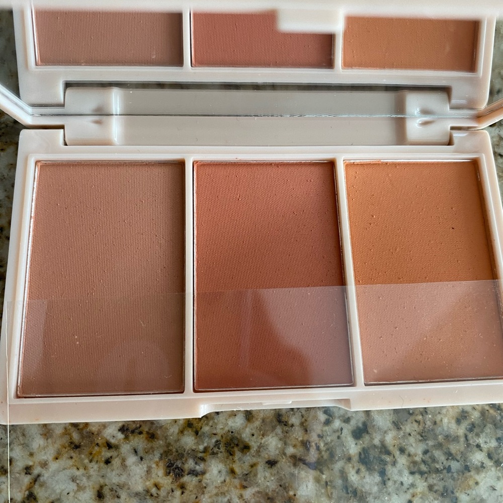 NWT Makeup Bundleđź’•đź’… - Picture 5 of 11